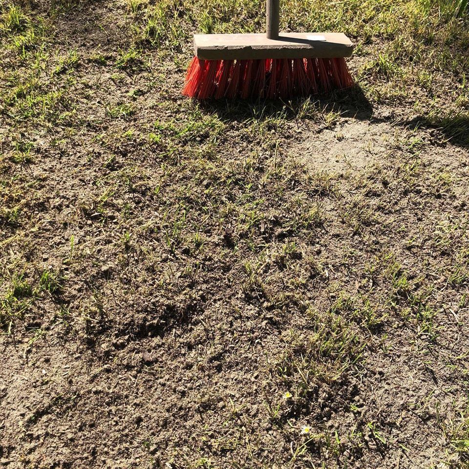 Topdressing fordeles med stiv kost